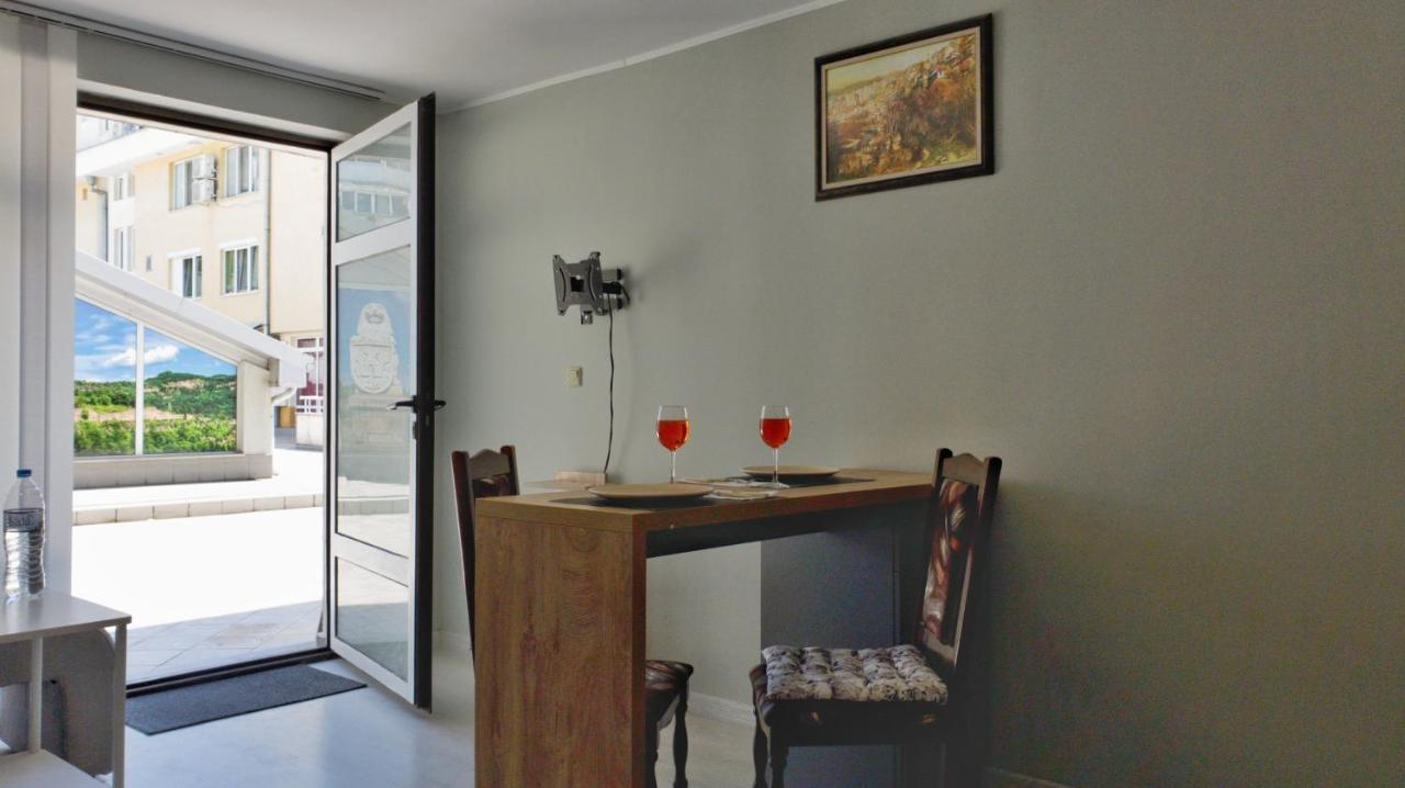 Cozy Studio Near The Park With Huge Verandah. Veliko Turnovo Bagian luar foto